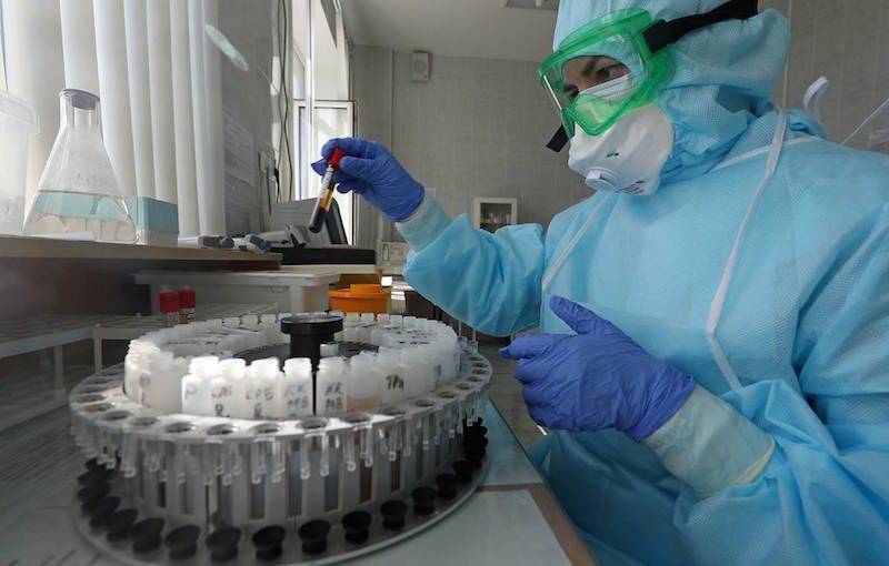 Неофициальное испытание вакцины от коронавируса на ученых вызвала возмущение и скандал