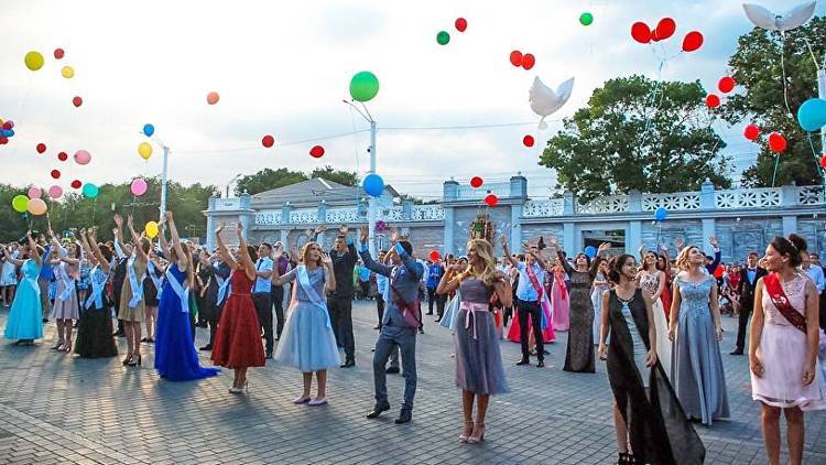 Школьные выпускные в России могут пройти вживую - Минпросвещения