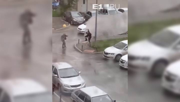Появилось видео, как ураган на Урале подбросил мужчину и ударил о столб