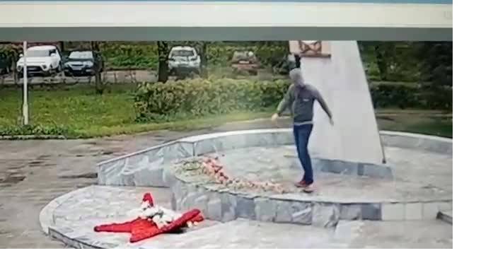 В Подмосковье вандал растоптал цветы на обелиске в честь Победы в ВОВ