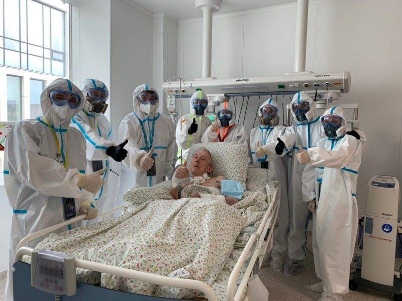 28 дней ИВЛ позади: 94-летний пациент попросил сделать фото с врачами