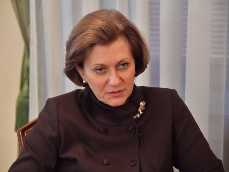 Попова заявила, что масочный режим в России продлится до августа