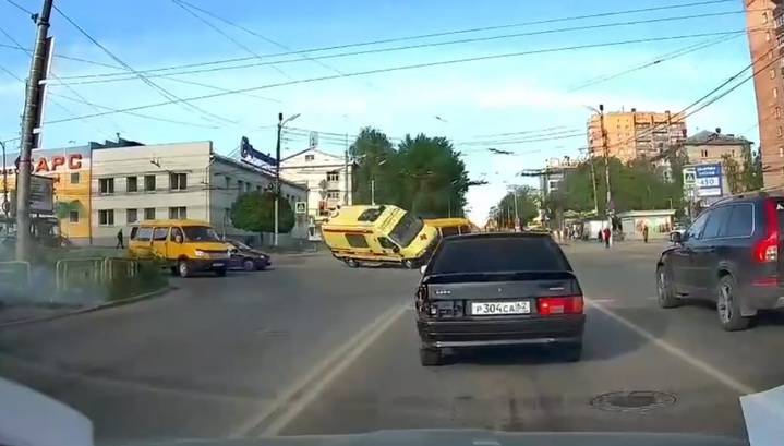 Появилось видео аварии со скорой помощью в Рязани, где пострадали пять человек