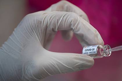 Американцы массово поверили в «чипирование» через прививки