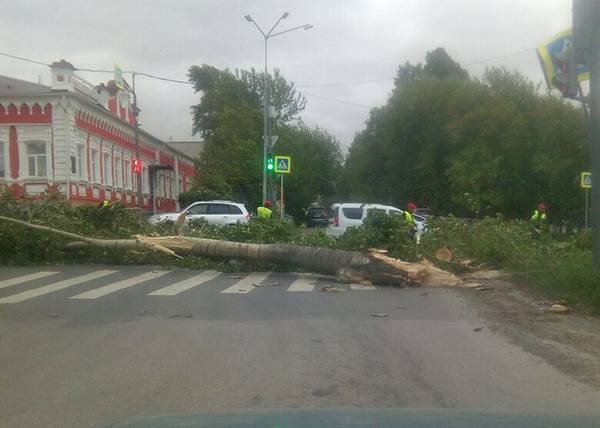 В результате урагана в Свердловской области есть погибшие и пострадавшие. Заявление губернатора