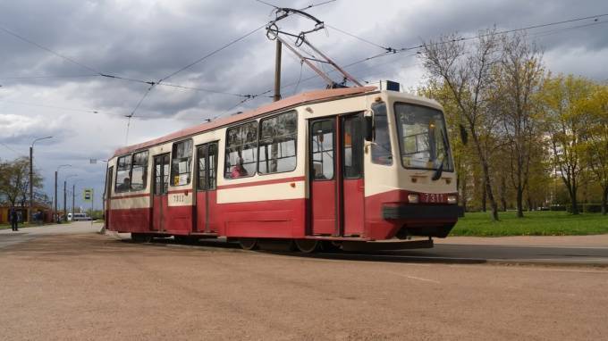 Три трамвая изменят маршрут до середины июня из-за работ на Среднеохтинском