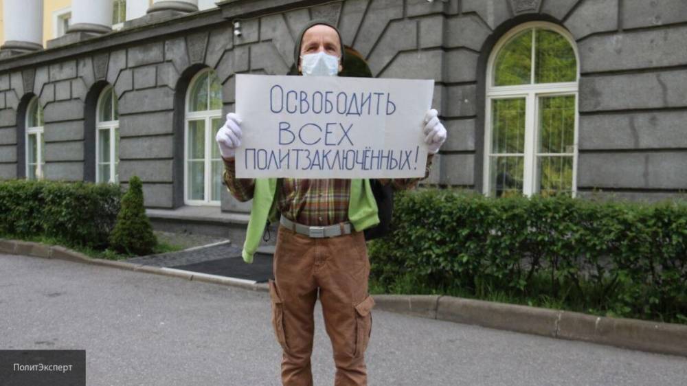 Поддерживающие фигурантов дела "Сети" собрались с плакатами у здания суда в Петербурге