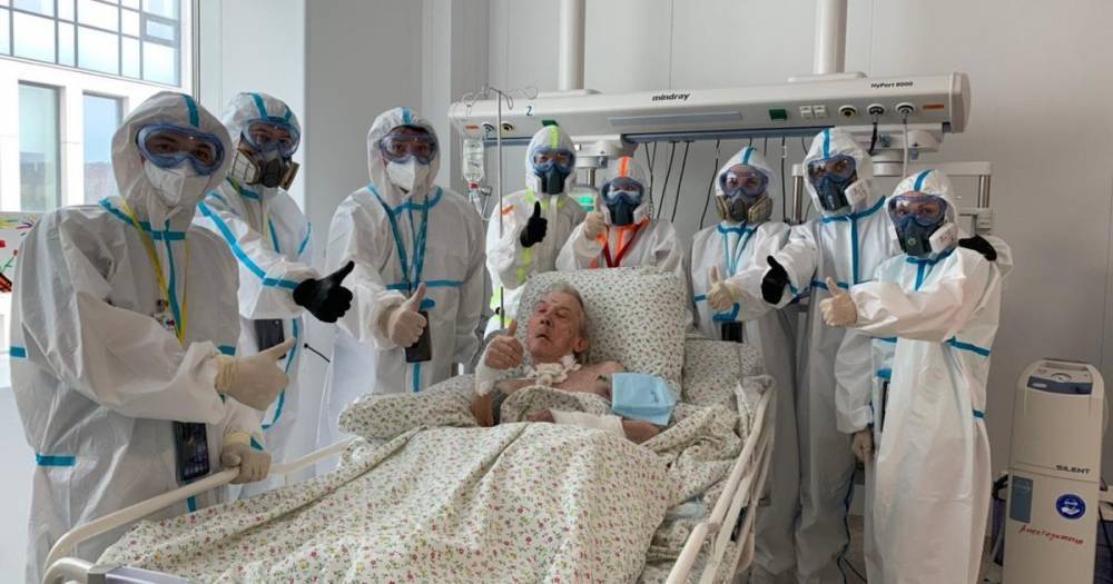 94-летний пациент провел месяц на ИВЛ и был переден на реабилитацию
