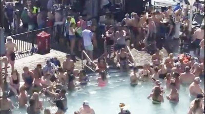 15 миллионов просмотров: на вечеринке в бассейне собралась огромная толпа, игнорируя все правила