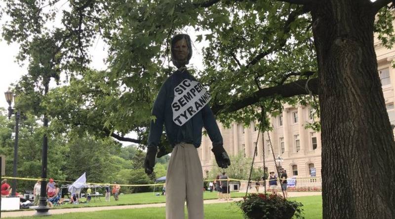 В Кентукки протестующие против карантина повесили чучело с лицом губернатора штата