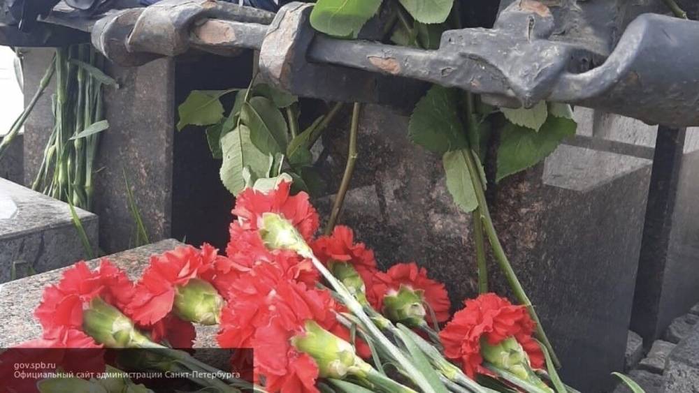 Видео с растоптавшим венки воинам ВОВ вандалом заинтересовало полицию в Подмосковье