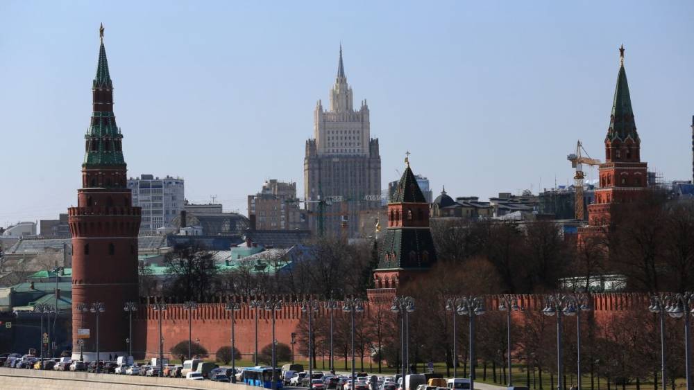 МИД РФ рекомендует россиянам воздержаться от любых поездок за границу