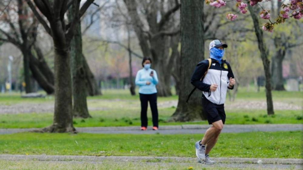 Вирусолог рассказал, нужно ли носить защитную маску на свежем воздухе