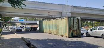 В Ташкенте водитель грузовика с контейнером "застрял" под пролетом моста для надземного метро