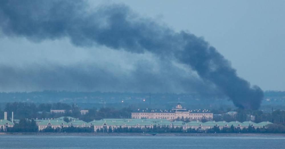 Очевидцы сообщили о пожаре в Петербурге