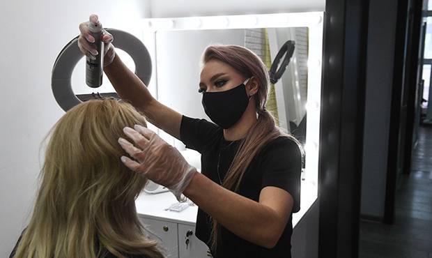 Ассоциация предпринимателей индустрии красоты потребовала от мэрии Москвы назвать дату открытия парикмахерских