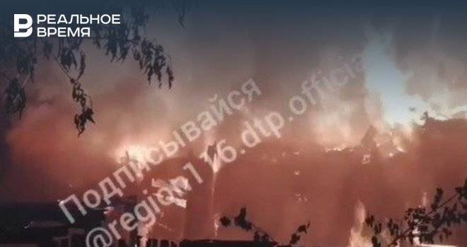 Ночью в Казани сгорел дачный дом на Побежимова — видео
