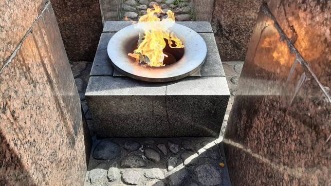 Неизвестные жарили еду на Вечном огне в Кронштадте