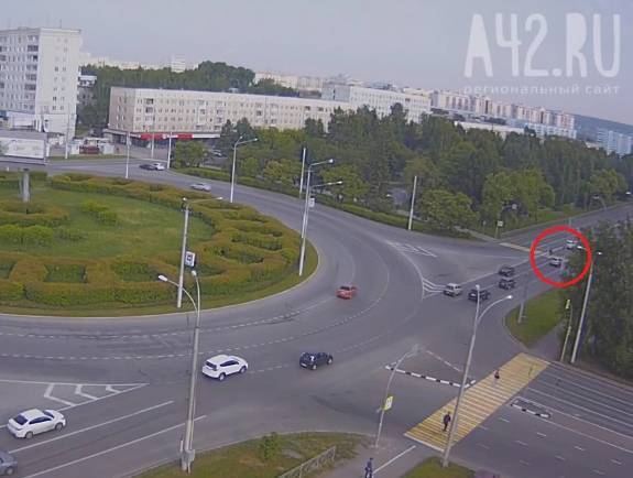 Момент наезда автомобиля на велосипедиста в Кемерове попал на видео