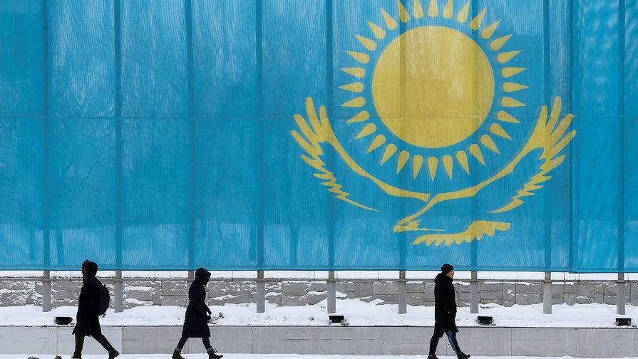 Токаев наградил посмертно полицейских, погибших после наезда на блокпост в Алматы