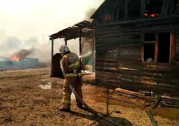 Появилось видео пожара на территории 11 домов в Самарской области