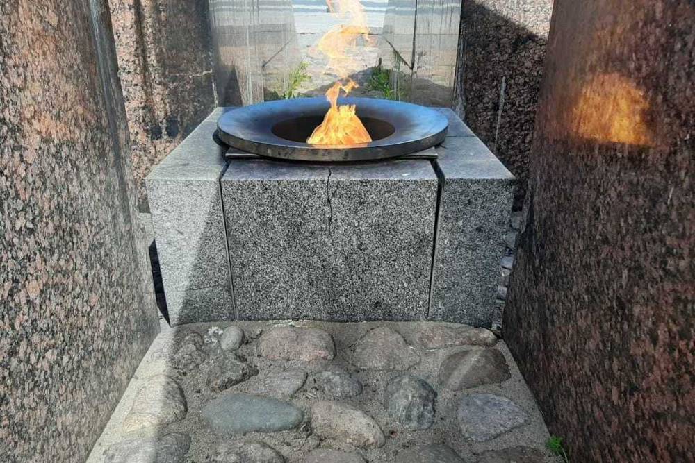 В Кронштадте неизвестные приготовили шашлык на Вечном огне