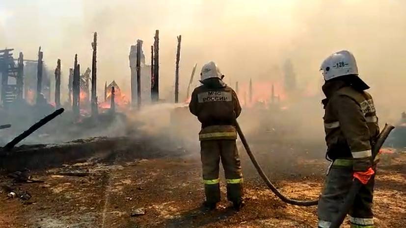 Пожарные частично локализовали крупный пожар под Самарой — видео