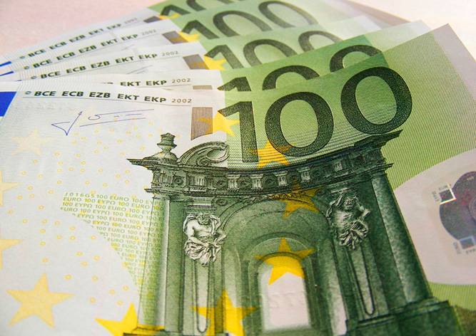 В Чехии иностранцы забыли на заправке 17,5 тыс. евро