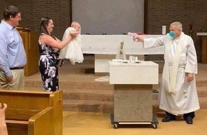 В США священники из-за карантина крестят детей из водяных пистолетов