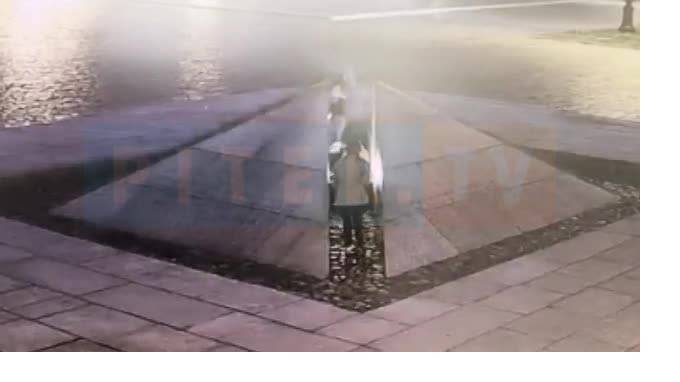 Появилось видео позднего ужина неизвестных у Вечного огня в Кронштадте
