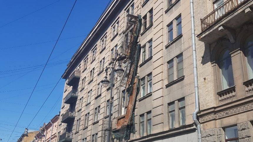 Четыре балкона обрушились в доме на Кирочной улице в Петербурге
