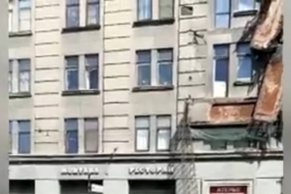 В Петербурге один за другим обрушились три балкона жилого дома