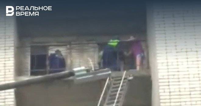 Под Казанью сотрудник ДПС отговорил прыгать девушку с восьмого этажа — видео