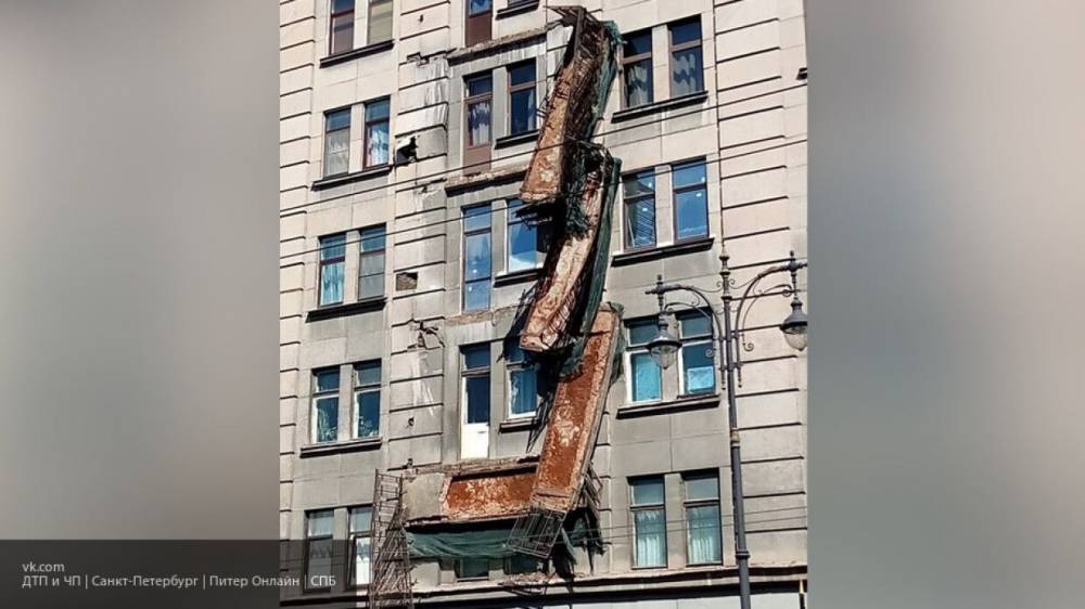 Обрушение четырех балконов старого дома в Петербурге чудом обошлось без жертв