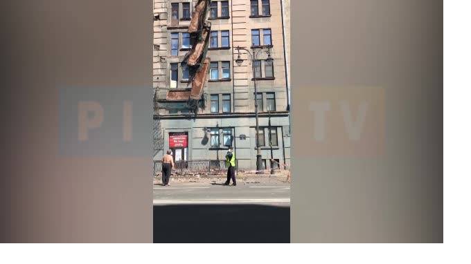 Видео: на Кирочной обрушились балконы на трех этажах