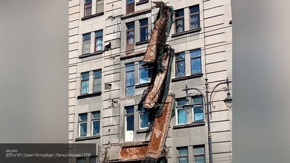 Несколько балконов рухнуло в доме на Кирочной улице в Петербурге