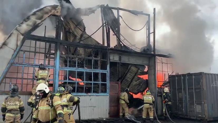 Пожар на складе с пластиком в Ростовской области — видео