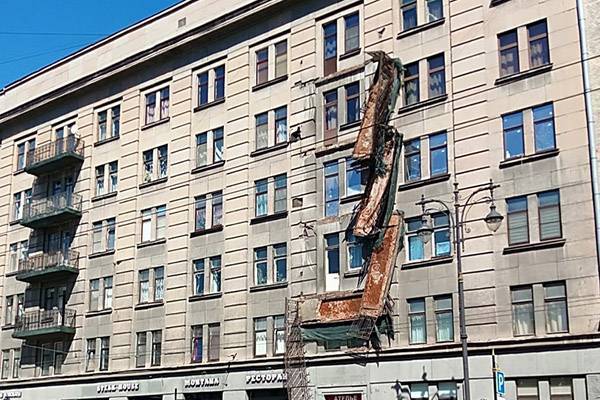 В доме на Кирочной улице Петербурга обрушились три балкона