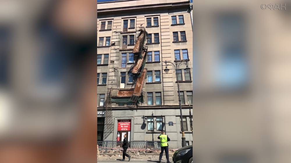 Появилось видео с места обрушения четырех балконов жилого дома в Петербурге