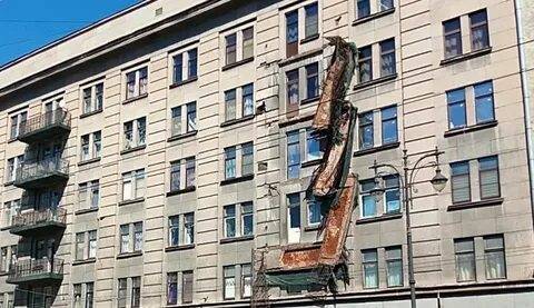 В центре Петербурга на тротуар рухнули четыре балкона жилого дома-памятника