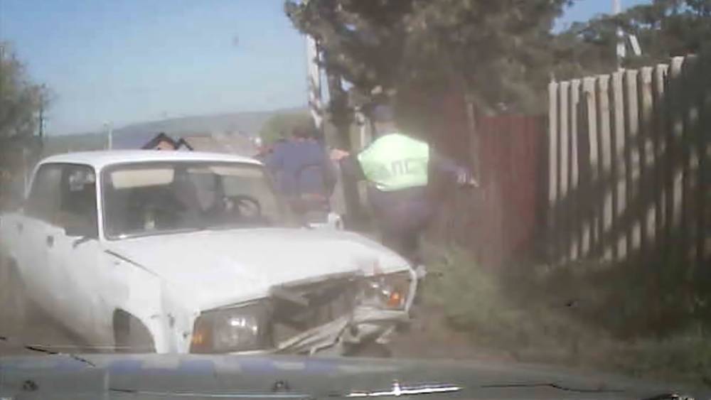 В Кузбассе пьяный водитель ВАЗа, уходя от погони, врезался в дерево