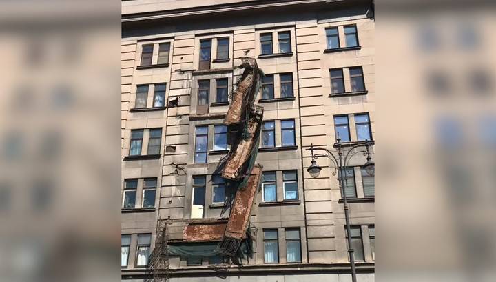 Три балкона обрушились на жилом доме в Санкт-Петербурге