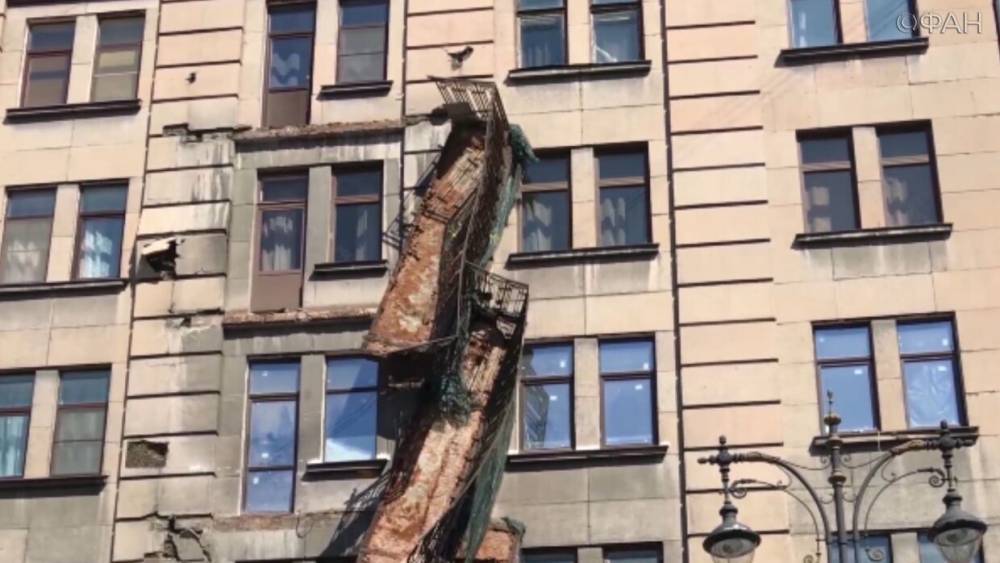 Балконы рухнули с фасада жилого дома в центре Петербурга.