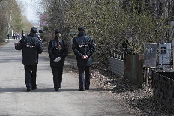 Жительница Челябинска кинулась на полицейского, который требовал от ее мужа надеть маску