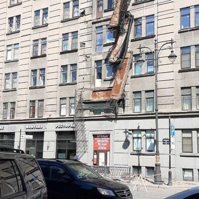 Четыре балкона рухнули в Петербурге на Кирочной улице