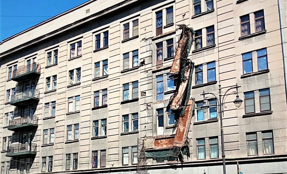 В Петербурге обрушились балконы одного из центральных домов