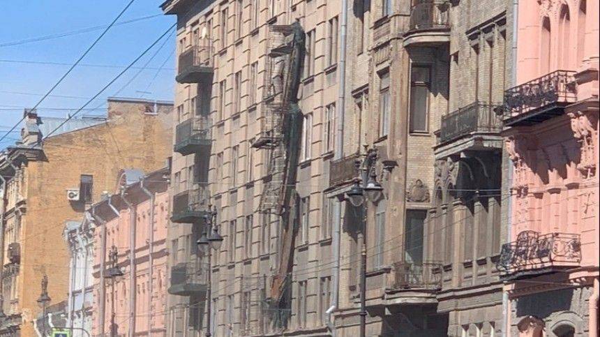 Видео с места обрушения балконов в центре Петербурга