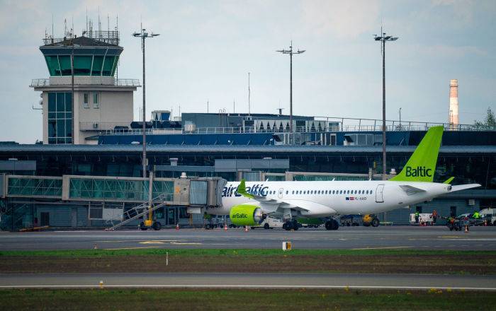 Домбровский: "история успеха" airBaltic поможет прикрыть полный провал Латвии в транзите