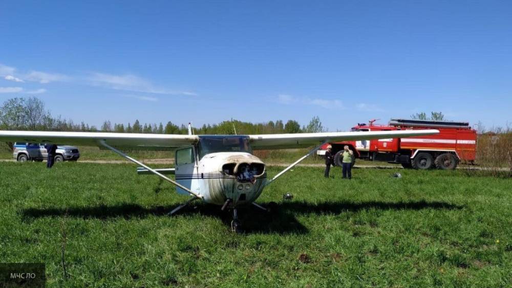 Легкомоторный самолет аварийно сел в Ленобласти из-за оторвавшегося винта