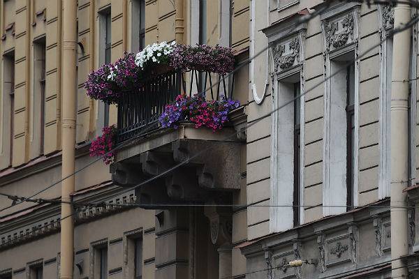 В Петербурге рухнули сразу четыре балкона жилого дома